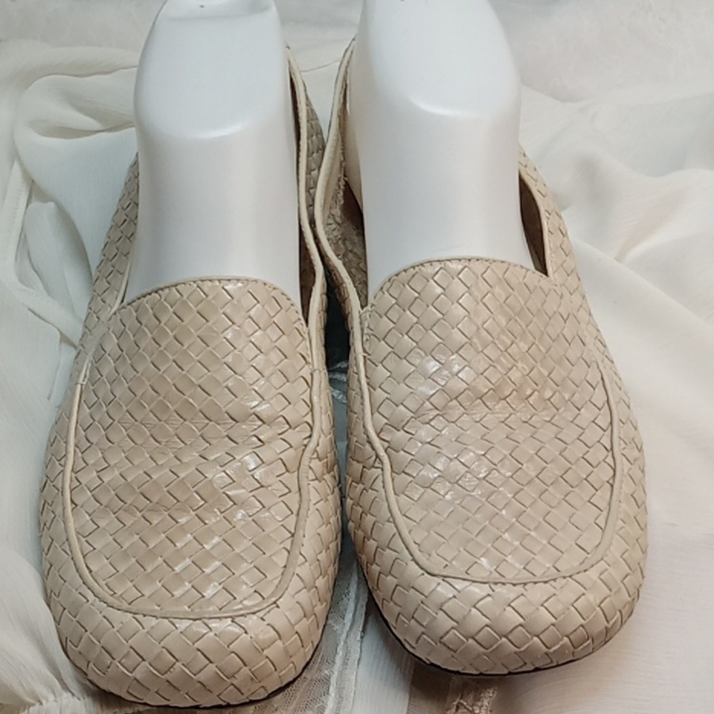 Trotters cream loafers size 8.5